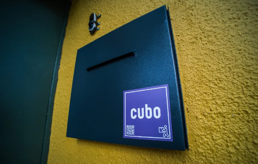 Passa Volume Cubo Duo em fachada de casa de rua